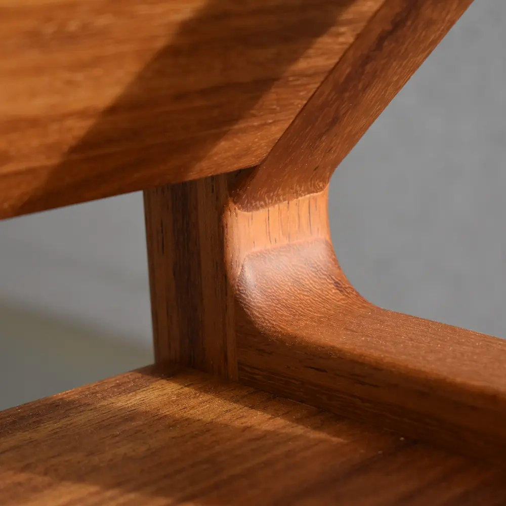 Detail van maatwerk houtverbinding in massief iroko kast | Ambachtelijke constructietechniek